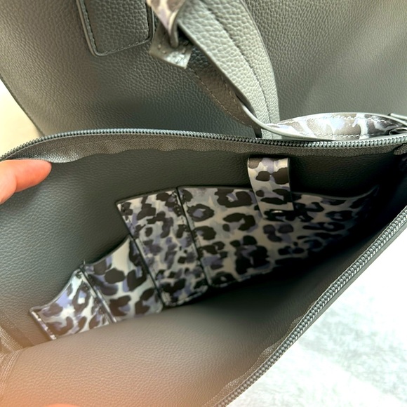 Tommy Bahama large tote with matching zipper pouch!  Excellent condition! - Picture 6 of 11